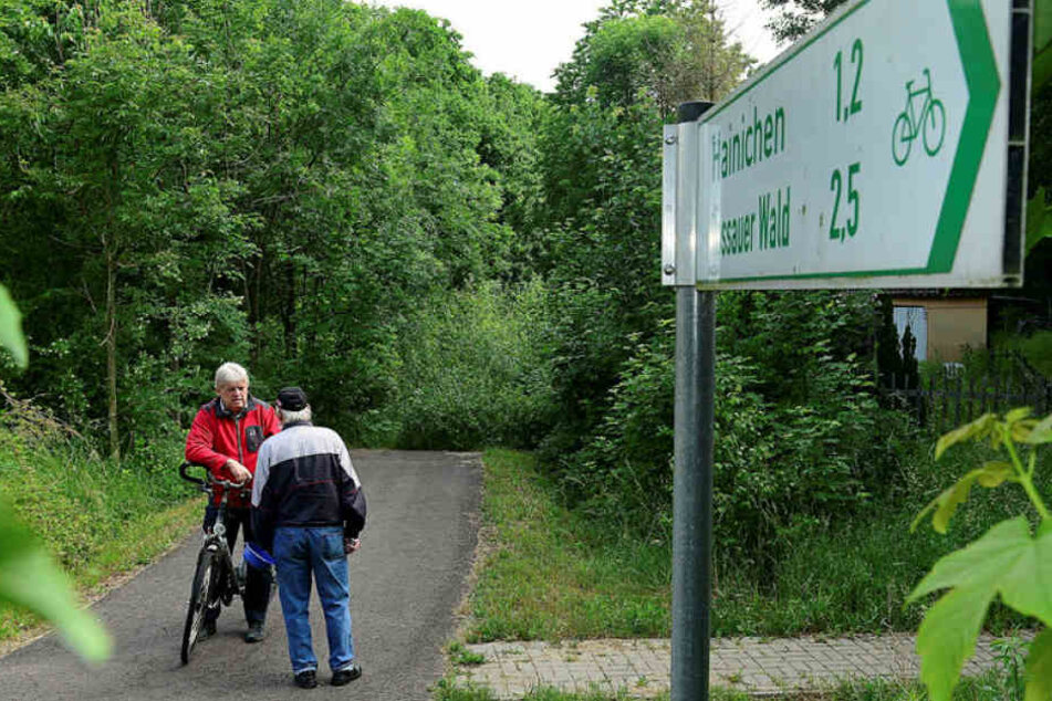 Noch ist hier Schluss für Bürgermeister Dieter Greysinger (52, SPD). Doch bald schon soll der Radweg Richtung Schlegel ausgebaut werden.