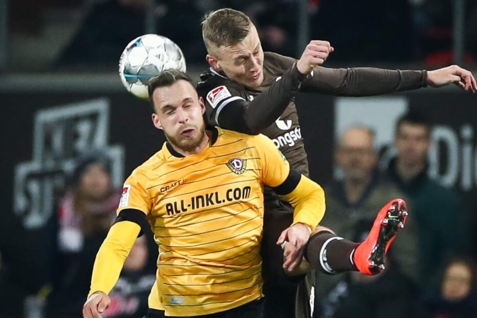 Sebastian Ohlsson geht gegen Josef Husbauer ins Kopfballduell.