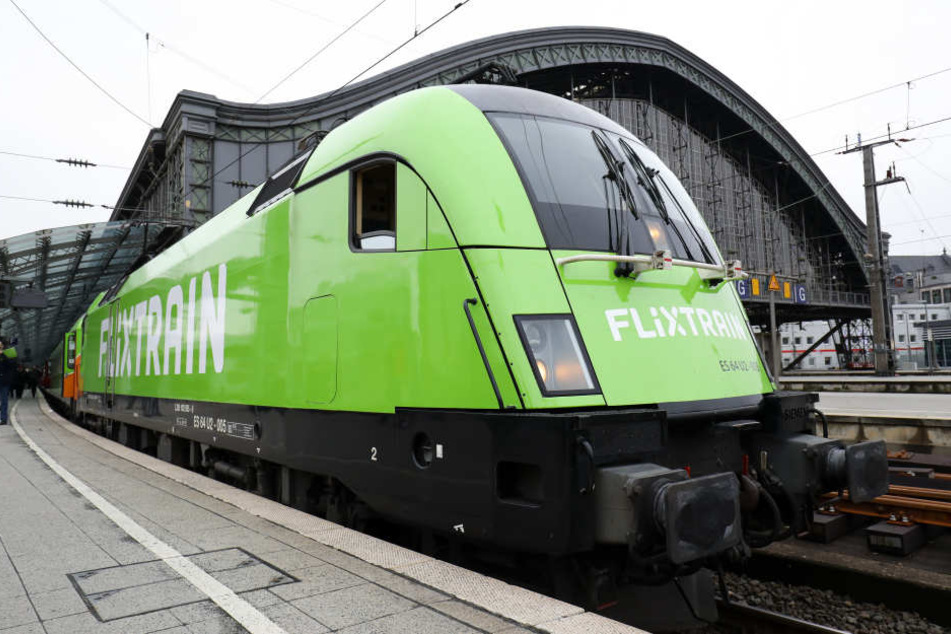 Ein Flixtrain im Kölner Hauptbahnhof.
