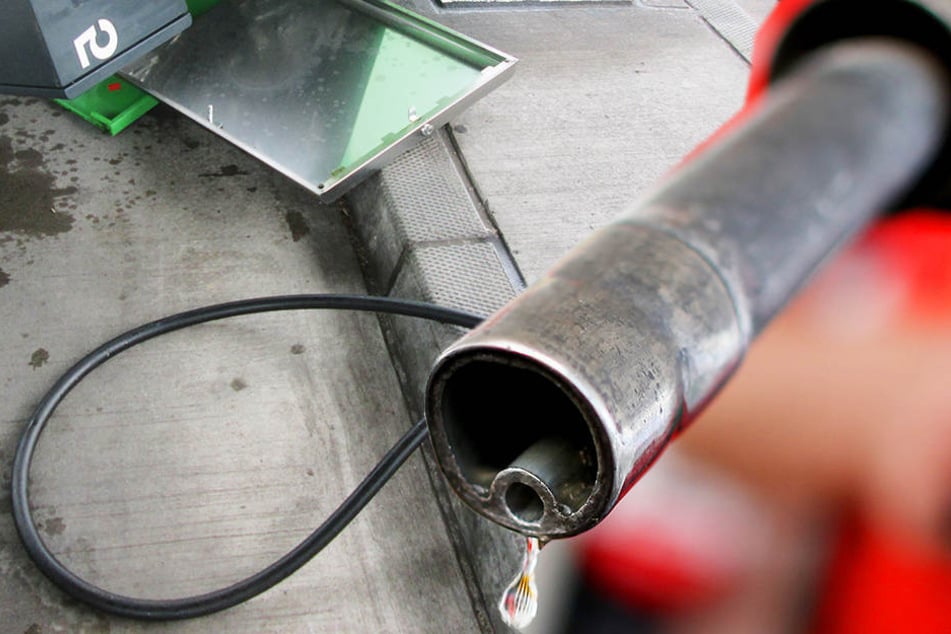 Der 25-Jährige tankte versehentlich Diesel statt Benzin - dann gab's kein Halten mehr!