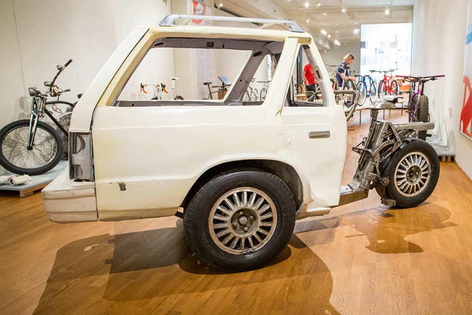 Kultiges Recycling: Das Lastenfahrrad "Cart" von Folke Köbberling und Martin Kaltwasser besteht komplett aus Teilen eines verschrotteten Autos.