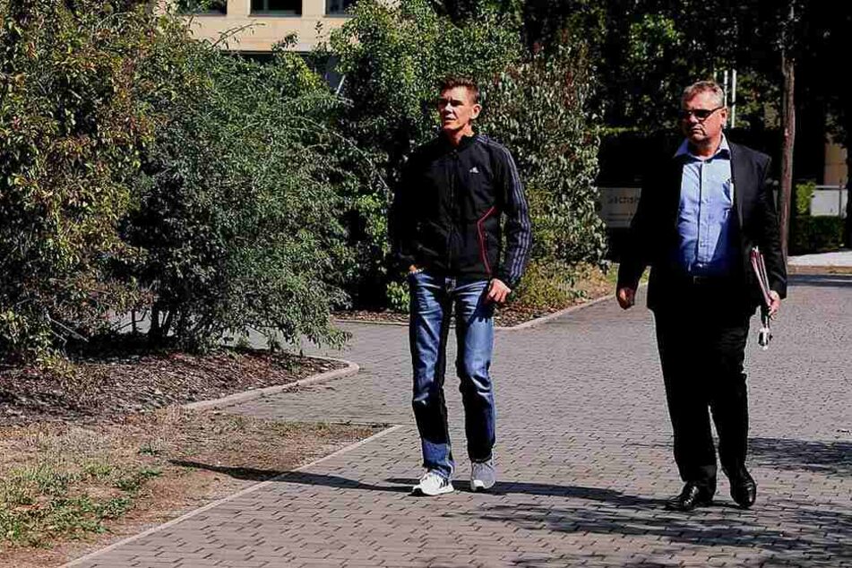 Daniel Zabel (li.), gegen den jetzt Anklage erhoben wurde, mit seinem Anwalt (Archivbild).