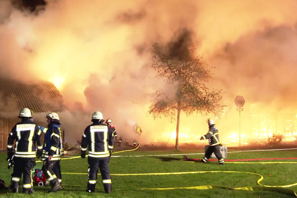 Feuerwehrleute sind bei dem Brand auf dem Golfplatz im Einsatz.