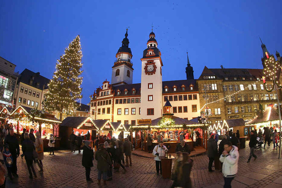 Auf dem Chemnitzer Weihnachtsmarkt glühen 16.000 Lichter.