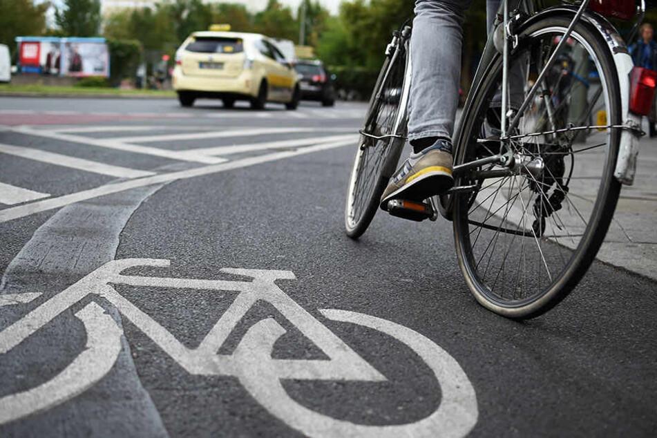 Die Radlerin verletzte sich bei dem Unfall schwer am Sprunggelenk. (Symbolbild)
