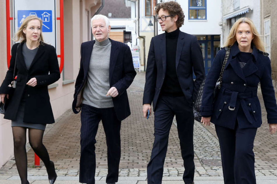 Neben Ex-Drogerieboss Anton Schlecker (2.v.l.) waren auch seine Kinder Meike (links) und Lars (2.v.r.) angeklagt. Die Tochter muss für zwei Jahre und acht Monate ins Gefängnis, der Sohn für zwei Jahre und neun Monate. (Archivbild)