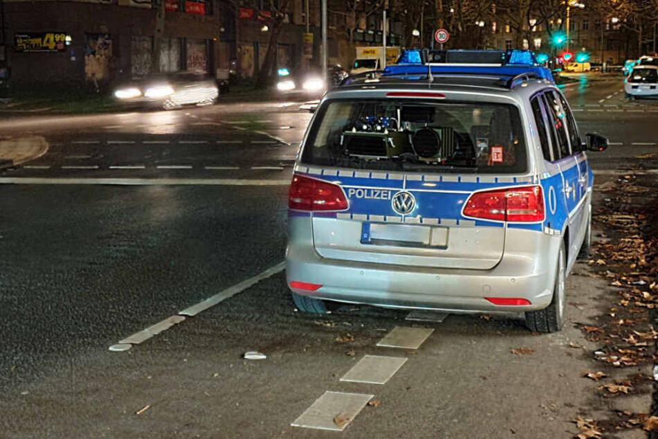 Ein Polizeiwagen steht auf einen Fahrradschutzstreifen.