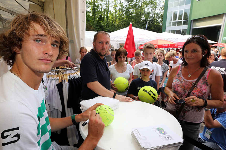 Gefragter Mann, gefragter Namenszug: Alexander Zverev schrieb Autogramme im Verkaufszelt.