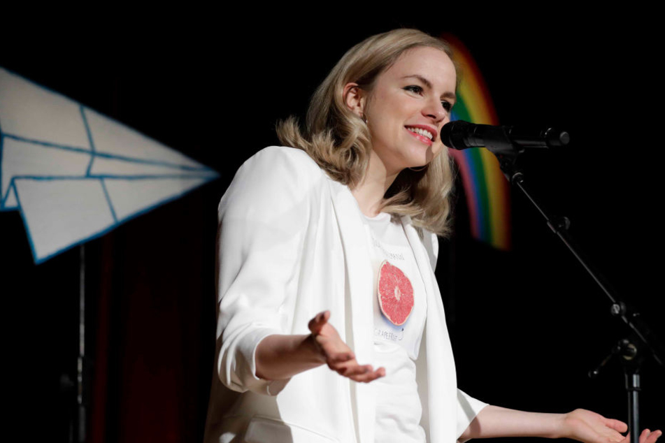 Die Pop-Poetin Julia Engelmann bringt einen Koffer voll Konfetti mit und erklärt uns alle zu "Stillen Poeten".