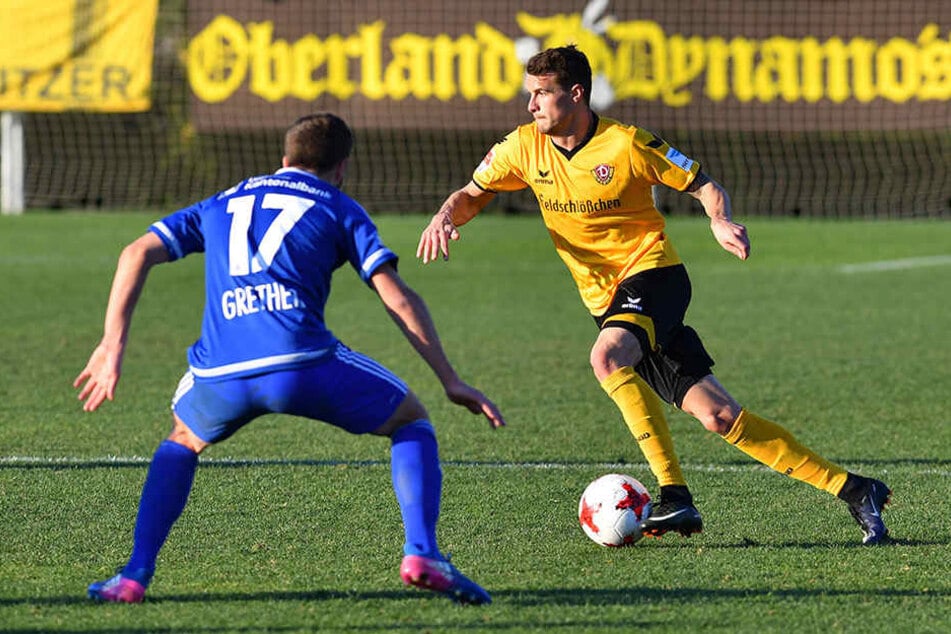 Philip Heise (r., gegen Simon Grether) im Testspiel gegen den FC Luzern am Ball.