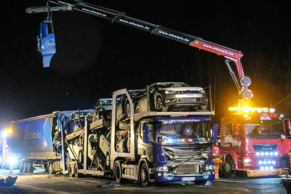 Zwei Menschen starben in dem Laster, der in das Stauende raste.