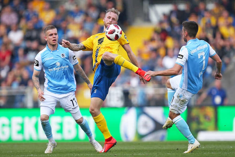 Braunschweigs Sturmtank Philipp Hofmann (M.) behauptet den Ball gegen gleich zwei Sechziger.