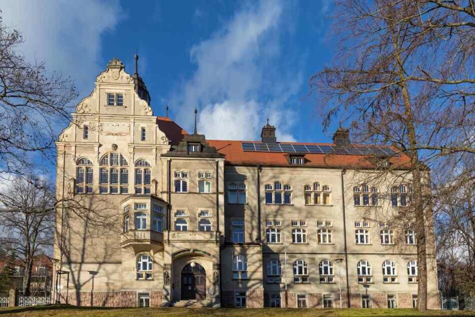 Mann lässt vor Schule die Hose runter Kinder entdecken