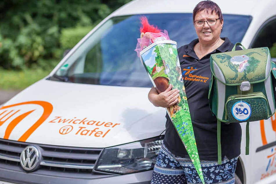 Teamleiterin Anke Kosak (48) mit einer gespendeten Zuckertüte und einem Ranzen.