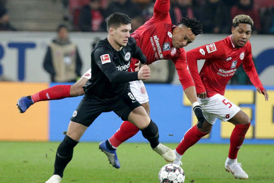 Am 19.12.2018 kämpft der Mainzer der Mainzer Pierre Kunde Malong (r.) mit Eintrachts Luka Jovic (l.) um den Ball.