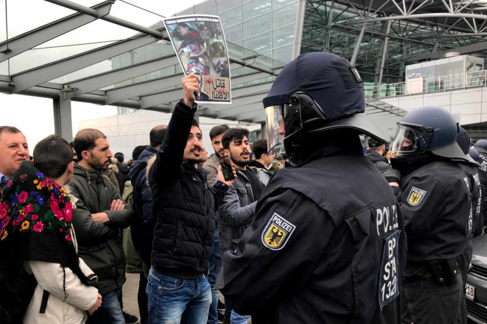 Laut Polizei haben sich 150 bis 200 Personen am Flughafen versammelt.