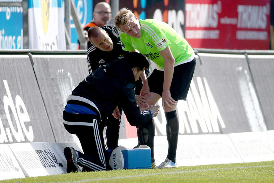 Im Spiel gegen Mainz II. zog sich Tom Scheffel (r.) zum zweiten Mal einen Kreuzbandriss zu.