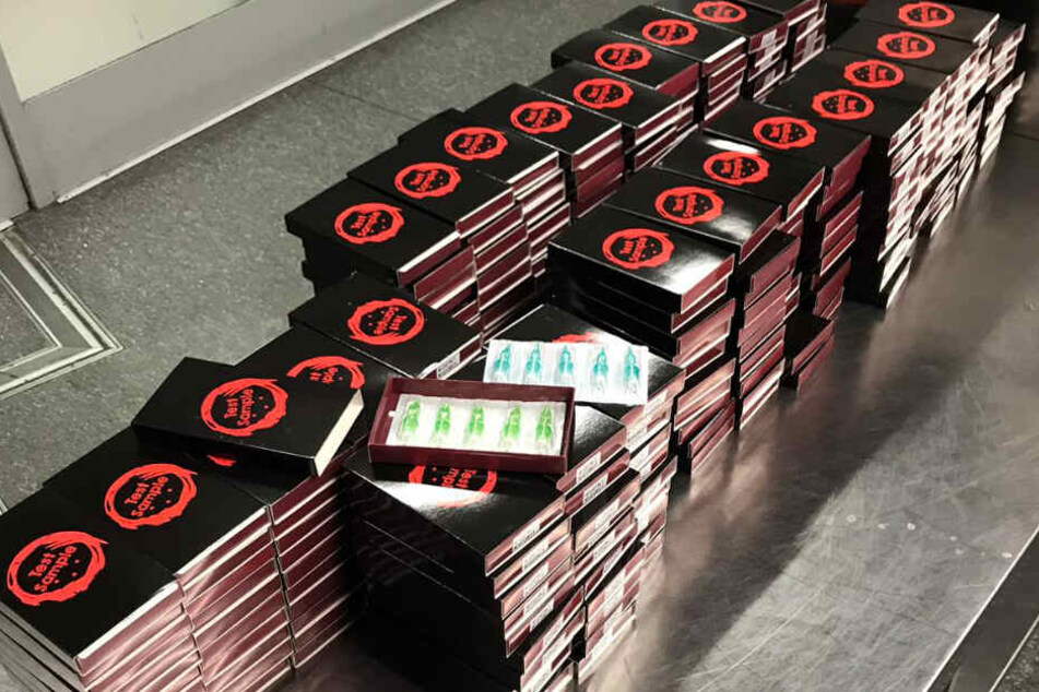 Bei der Gepäckkontrolle ihres Gepäcks fielen den Beamten sofort viele Pakete auf.