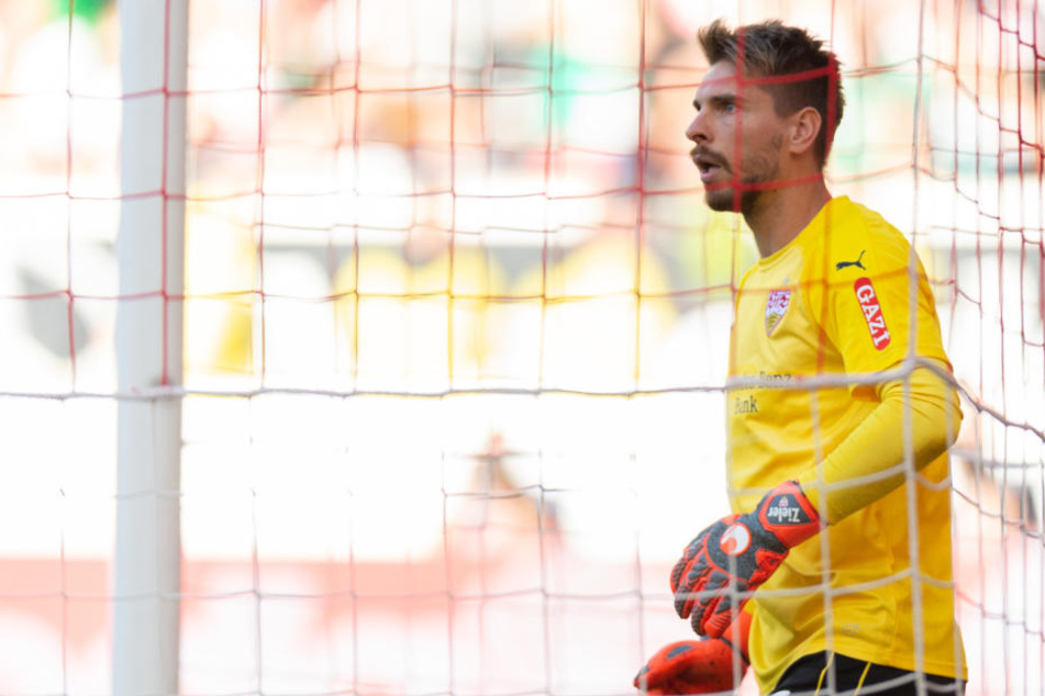 Schockmoment: Ron-Robert Zieler nach dem Eigentor.