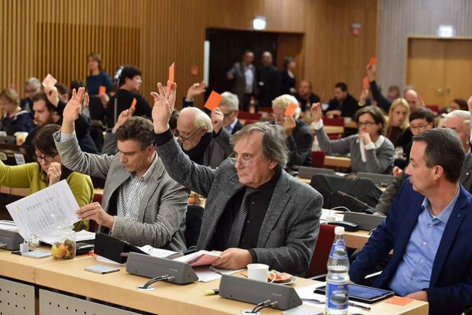Die Räte im Dresdner Stadtrat bekommen bislang 400 Euro pro Monat für ihre ehrenamtliche Tätigkeit.