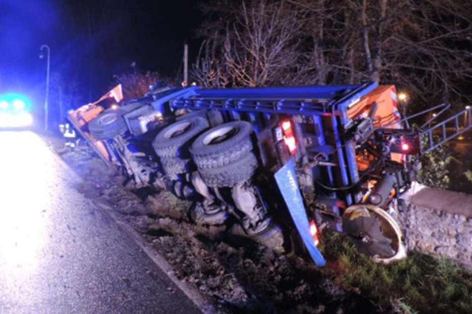 Bei dem Unfall wurde der Tank beschädigt, Salzlauge lief aus.