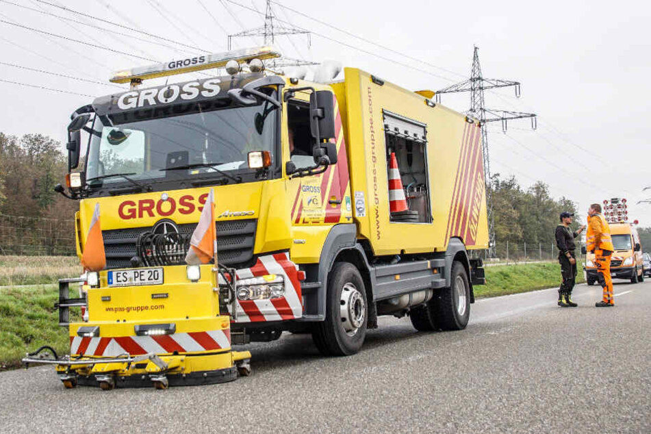 Ein Reinigungsfahrzeug auf der B295.