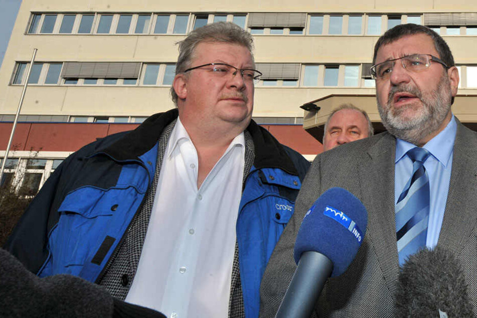 Heiko Gentzel (SPD, re.) 2011 vor dem Erfurter Amt für Verfassungsschutz zusammen mit Wolfgang Fiedler (CDU).