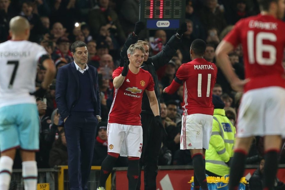 Der Moment, in dem Bastian Schweinsteiger das erste Mal seit 255 Tagen wieder für ManU auf den Rasen darf.