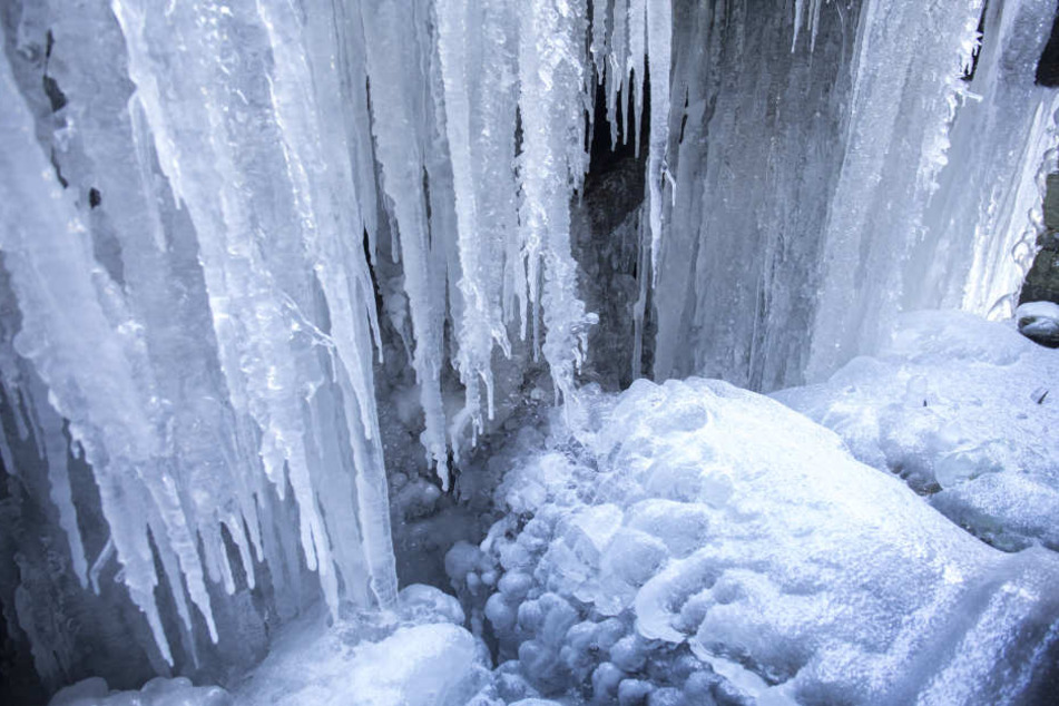 Bei den Minusgraden haben sich im Frohnauer Hammer riesige Eisskulpturen gebildet.