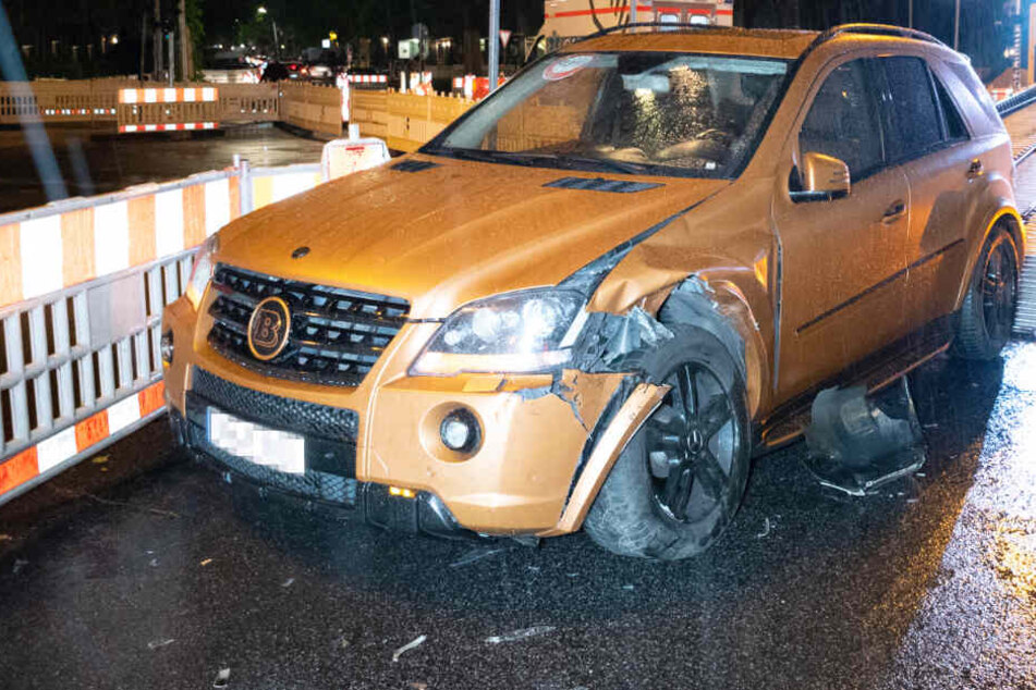 Der Mercedes musste nach dem Unfall abgeschleppt werden. Der linke Vorderreifen war schrott.