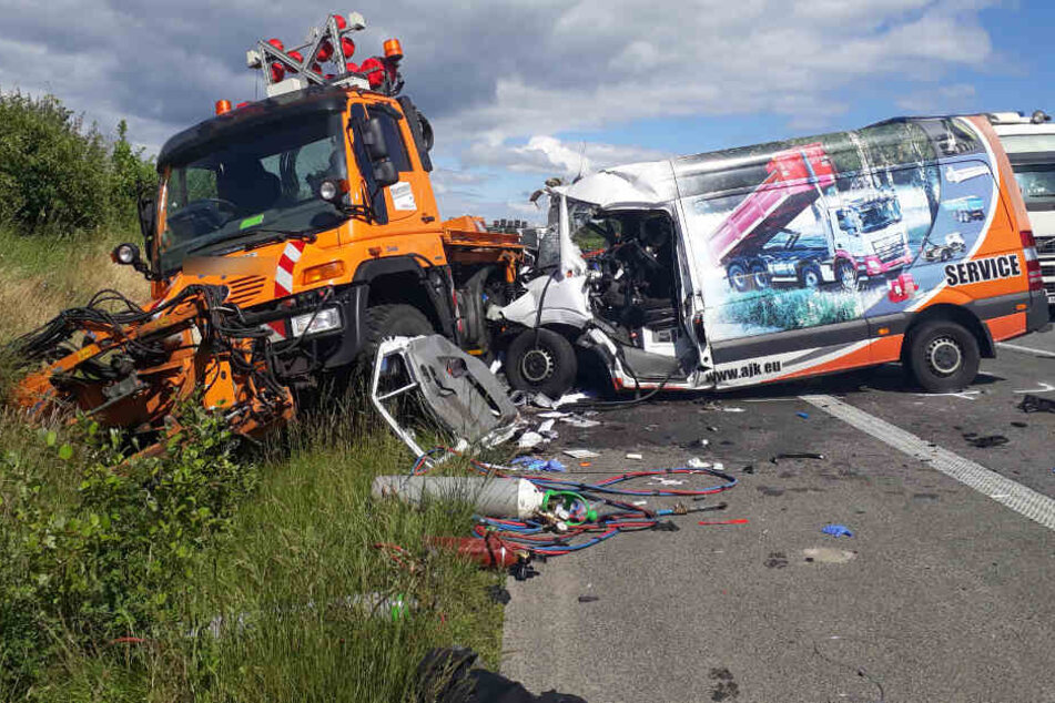 Zurzeit ermittelt die Polizei, warum der Fahrer des Kleinlasters ungebremst in das Mähfahrzeug krachte.