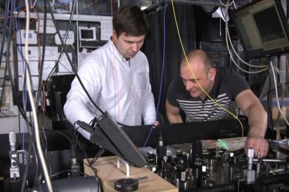 Professor Winfried Hensinger (r.) und Dr. Bjoern Lekitsch arbeiten schon an dem Prototyp eines "Quanten-Computers".