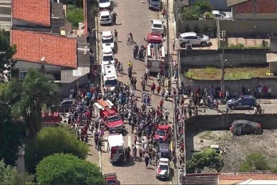 An einer Schule in Brasilien haben zwei Jugendliche eine Schule gestürmt und das Feuer eröffnet. Mindestens zehn Menschen kamen dabei ums Leben.