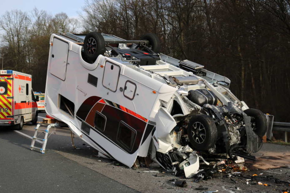 Auf der A67 prallte ein Wohnwagen gegen einen Lastwagen.