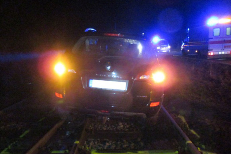 Der Fahranfänger schlitterte mit seinem Wagen mehrere Meter die Gleise entlang.
