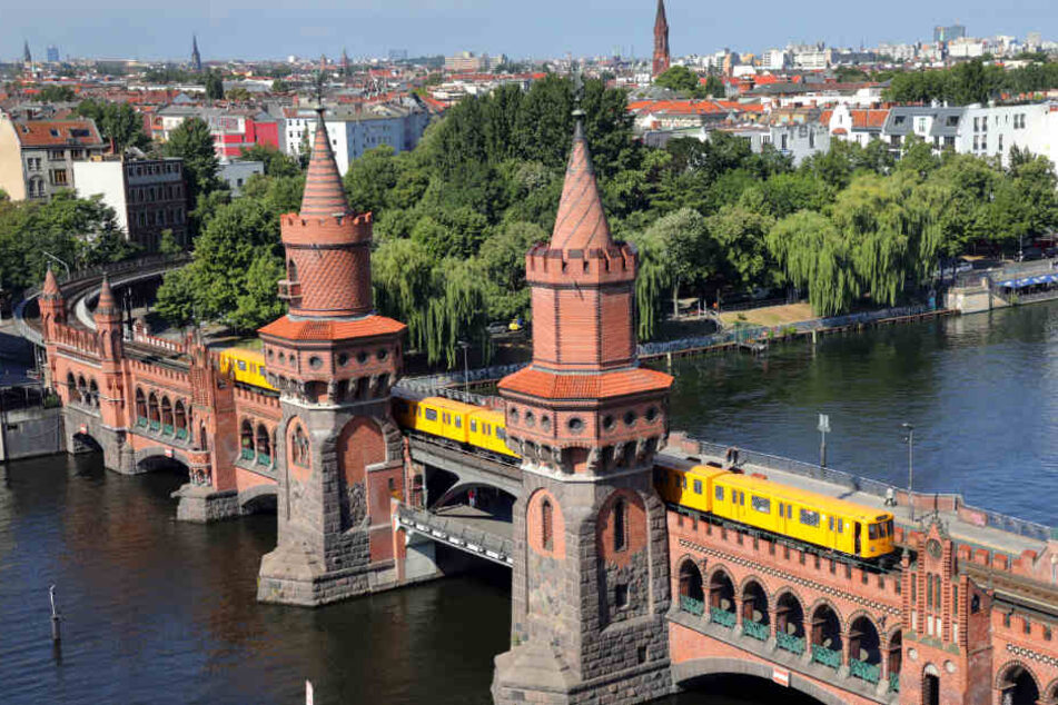 Eine U-Bahn der Linie U1 fährt auf der Oberbaumbrücke über die Spree.