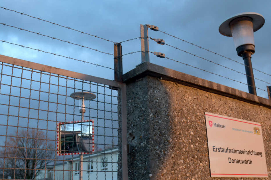 Zaun und Stacheldraht schützen die Erstaufnahmeeinrichtung für Flüchtlinge in Donauwörth.