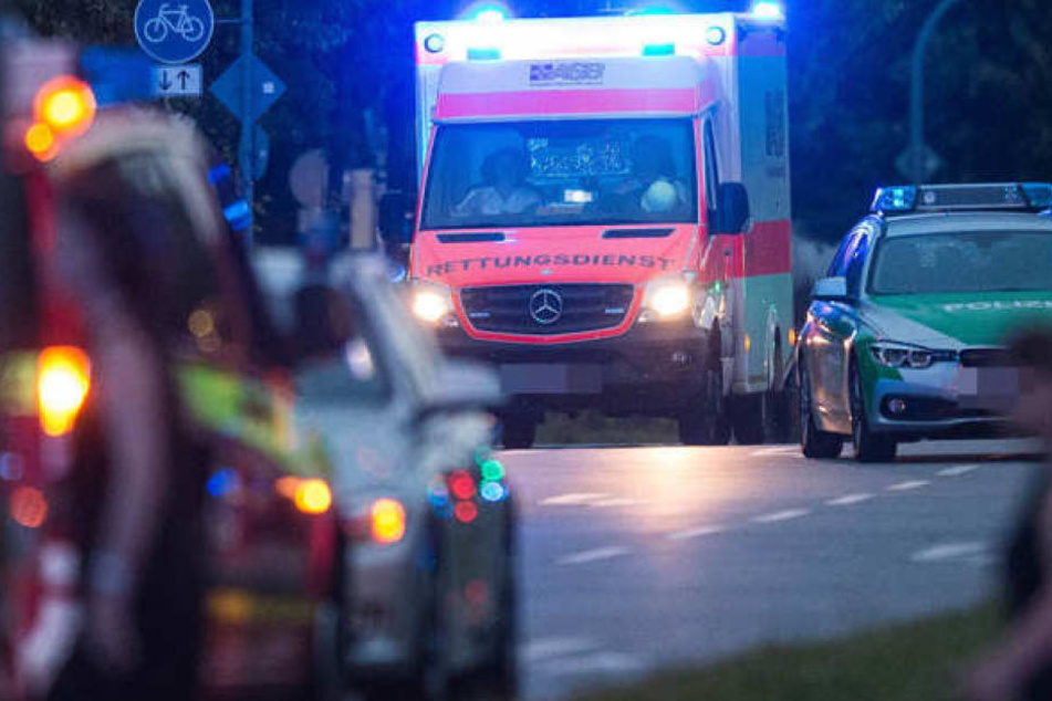 Nachdem er beim Überqueren der B87 in Quesitz bei Leipzig von einem Opel erfasst wurde, starb ein 79-jähriger Mann später im Krankenhaus. (Symbolbild)