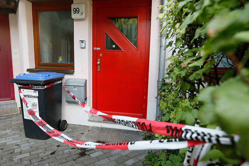 Hinter dieser Haustür geschah das Blutbad. Das LKA Sachsen hat die
Wohnung versiegelt