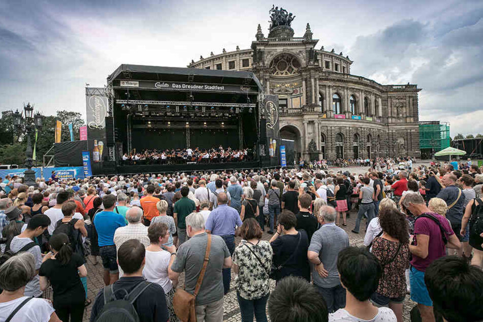 Auf dem Dresdner Theaterplatz wurden mehrere Frauen sexuell belästigt.