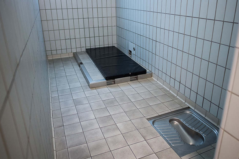 Der alkoholisierte Mann musste in die Ausnüchterungszelle (Symbolbild).