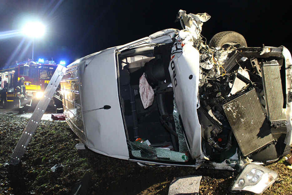 Ein Transporter liegt nach einem Autounfall auf der Bundesstraße B5 auf der Seite.