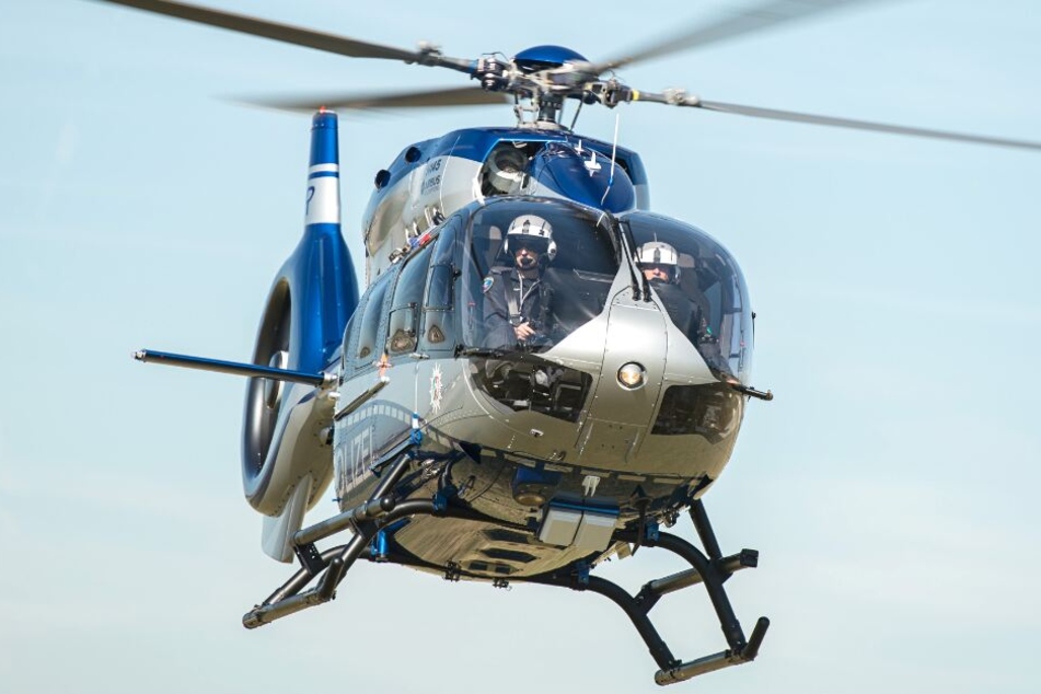 Mit einem Hubschrauber suchte die Polizei nach den Wohnwagen-Dieben. (Symbolbild)