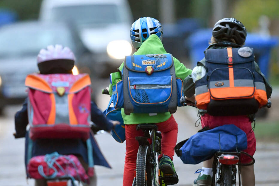 Kids auf dem Weg zu ihrer Schule.