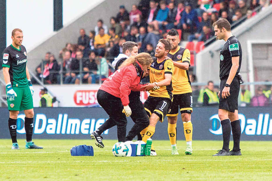 Autsch! AndreasLambertz (M.) musste nach einem Foul behandeltwerden.