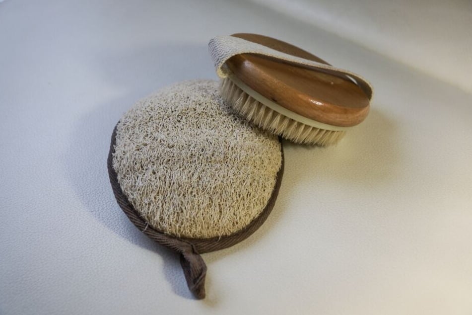 Auch Peelingschwämme und Massagebürsten gibt es aus Naturmaterialien.