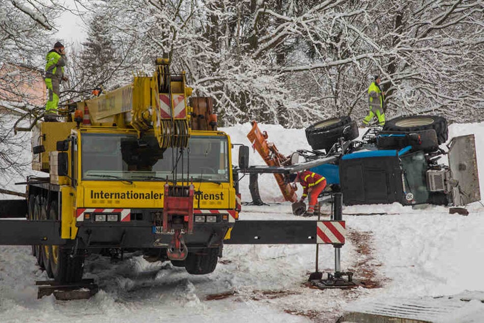 Der Internationale Bergedienst musste anrücken und den Traktor wieder aufzurichten.