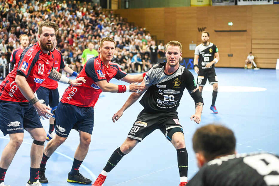 Sieben-Tore-Werfer Nils Kretschmer (Nr. 20), der hier auf ein Zuspiel von Julius Dierberg (unt. re.) wartet und dabei von der WHV-Abwehr attackiert wird, bemängelte u.a. die zu vielen kleinen Fehler im Spiel des HCE.