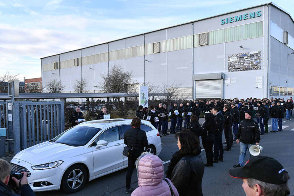 Kundgebung vor dem Siemens-Generatorenwerk in Erfurt am 13.12.2017.