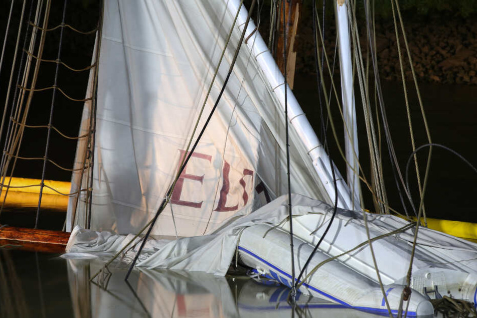 Das gesunkene historische Segelschiff "No. 5 Elbe" ragt in der Nacht nach dem Unfall im Hafen von Stadersand bei sinkendem Wasserstand aus dem Wasser.